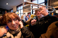 Binche festa de carnaval a Bèlgica Brussel·les. Brasserie du Diapason. Binche. Música, ball, festa i vestits en Binche Carnaval. Esdeveniment cultural antiga i representativa de Valònia, Bèlgica. El carnaval de Binche és un esdeveniment que té lloc cada any a la ciutat belga de Binche durant el diumenge, dilluns i dimarts previs al Dimecres de Cendra. El carnaval és el més conegut dels diversos que té lloc a Bèlgica, a la vegada i s'ha proclamat, com a Obra Mestra del Patrimoni Oral i Immaterial de la Humanitat declarat per la UNESCO. La seva història es remunta a aproximadament el segle 14.